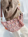 torebka crossbody różowy welur z geometrycznym wzorem i brelokiem