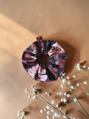 Brązowe scrunchie do włosów w jesienne kwiatki